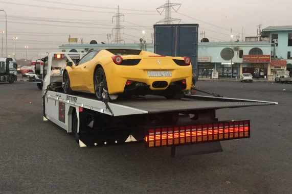 سطحة هيدروليكية حديثة لنقل السيارات في الرياض