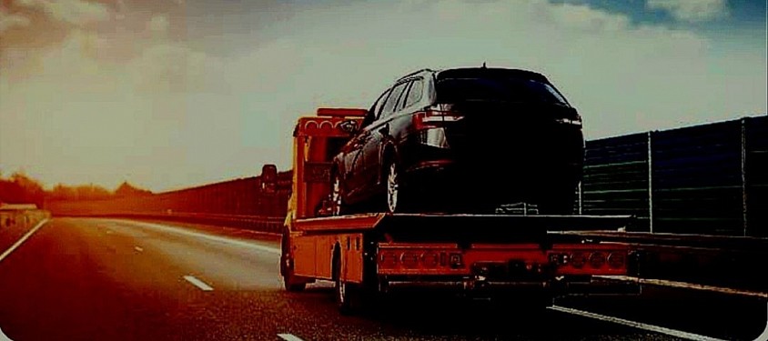 سطحة هيدروليك جدة تنقل سيارة فاخرة بأمان