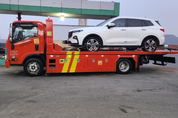 خدمة سطحة غرب الرياض لنقل السيارات بأمان باستخدام سطحة هيدروليك